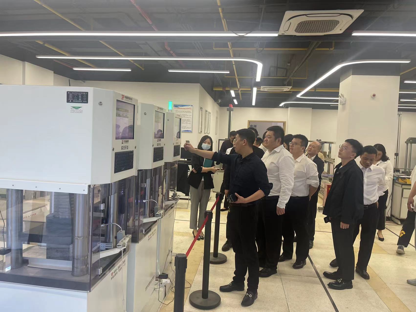 005参观全自动检测生产线.jpg